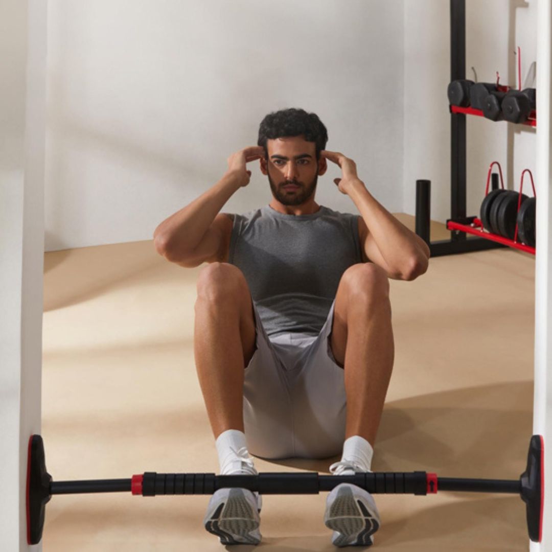barre de traction powergrip homme qui fait des redressements assis