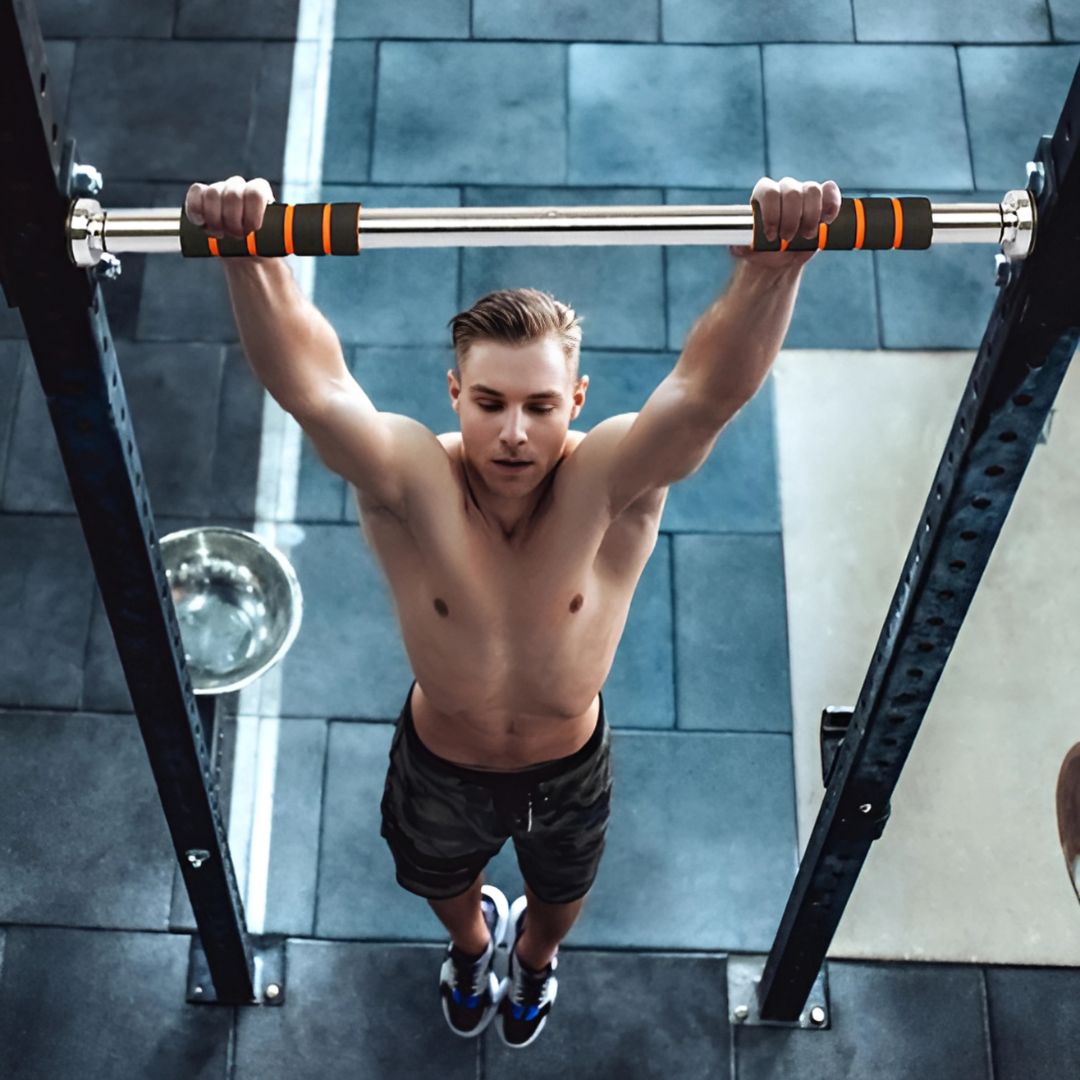barre de traction homme qui fait des tractions