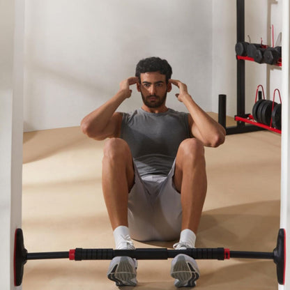 barre de traction powergrip homme qui fait des redressements assis